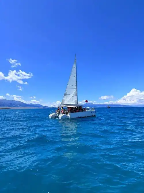 赛里木湖帆船