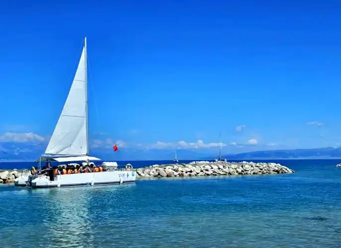 赛里木湖帆船