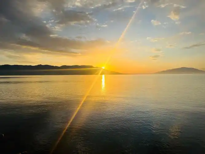 赛里木湖日出