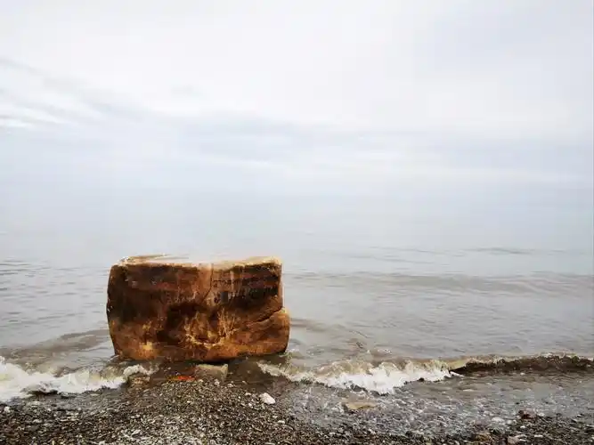 青海湖断崖